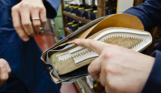 靴の製造のもっとも重要な工程“ラスティング＝釣り込み”