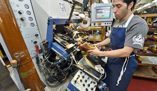 使い込まれた釣り込み用の機械も現役で稼働中