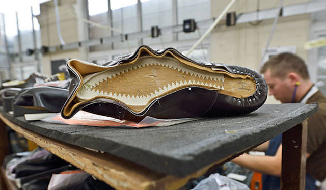 靴がラッピングされているのは、革がゴミや脂を吸い込まないようにするため