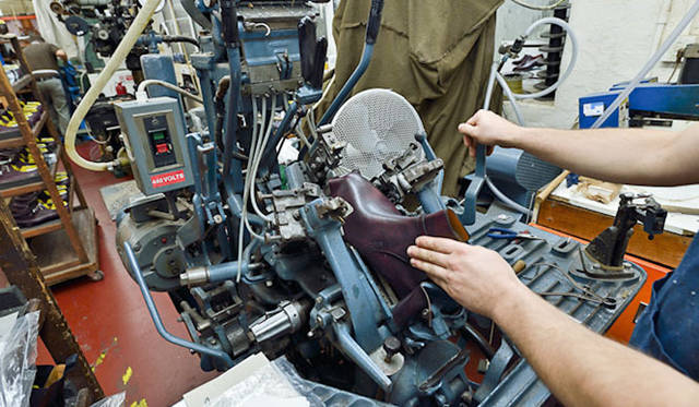 アッパーの革とライニングが別々に動くことが履き心地に直結する。ハンドメイドの靴作りにみられるこだわりのひとつ