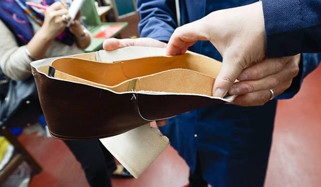 ワイヤーで、アッパーが緩まないように留めている