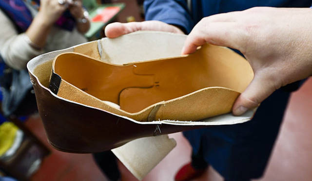 この工程は、通常の既製靴工場ではおこなっていない