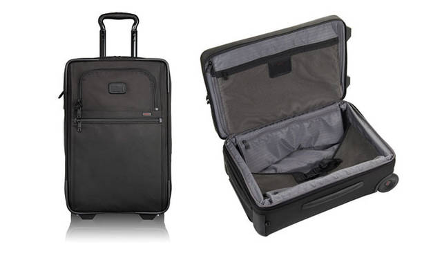 2輪ケースは独立したスータースペースを装備してビジネスに最適。ファスナーでマチ幅の拡張ができる。「インターナショナル・エクスパンダブル・2ウィール・キャリーオン」9万5000円［税抜価格］（H56×W35.5×D23cm）