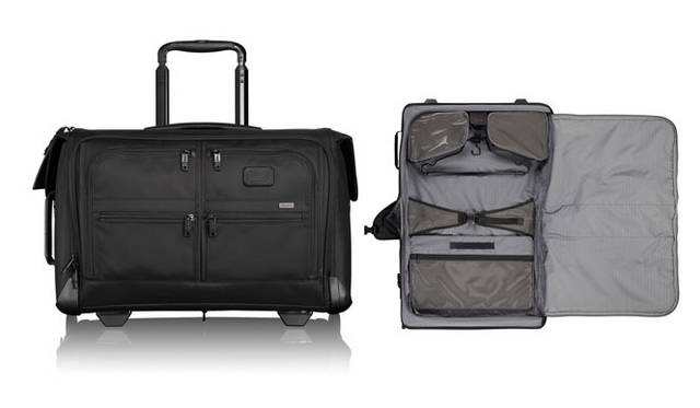 キャスター付きガーメントバッグは、サイドからボトムのコの字型開閉。手持ちのハンガーが使用でき、ハンガーがずれないよう固定ロックを装備。フロントのポケットは小物類などの収納に優れている。肩上部のスペースには、肩の曲線にあわせたデザインの取り外し可能なポーチが付属。ケース内でのスーツのずれを極力抑える役割もある。「ウィールド・キャリーオン・ガーメントバッグ」10万円［税抜価格］（H37×W56×D23cm）※ハンガーはふくまれていません
