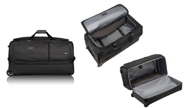 2層式のダッフル。下のコンパートメントは、靴などの収納にも最適。ボトム部分のファスナーをあけると、一つのコンパートメントとして使用できる。「ラージ・ウィールド・スプリット・ダッフル」11万円［税抜価格］（H40.5×W77×D35.5cm）