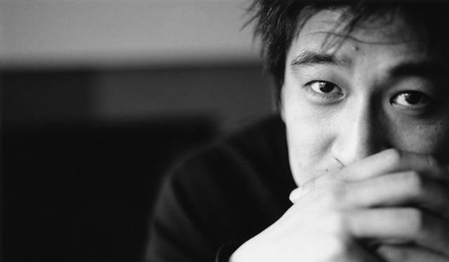 <strong>片山正通｜KATAYAMA Masamichi</strong><br />1966年岡山県出身。2000年ワンダーウォール設立。クライアントのコンセプトを具現化する際の自由な発想、また伝統や様式に敬意を払いつつ現代的要素を取り入れるバランス感覚が国際的に高く評価されている。現在までに日本、欧州、北米、豪州、アジアでプロジェクトに従事。代表的なプロジェクトにユニクログローバル旗艦店、マッキントッシュ青山店、宝満宮 竈門神社（福岡）、トム ブラウン ニューヨーク 青山などがある。<br />http://wonder-wall.com/