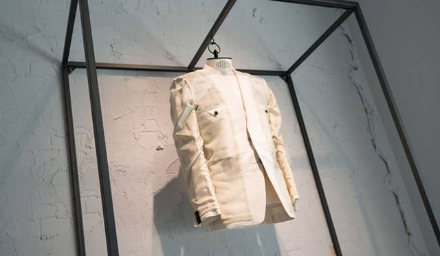 <strong>STUDIOUS｜ステュディオス</strong>　2階踊り場のディスプレイもN.ハリウッド コンパイル