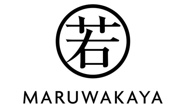 <strong>丸若屋</strong><br />日本の現代文化をしつらえる「株式会社丸若屋」。普遍的な”美しさ”と今という“瞬間”を、モノとコトに落とし込む事で現代に則した価値を導き出す。伝統工芸から「北嶋絞製作所」を始めとする最先端工業との取り組みまで、日本最高峰との“モノづくり”をおこなう。「九谷焼き花詰髑髏お菓子壷」（金沢21世紀美術館所蔵）、「上出長右衛門窯×JAIME HAYON」（ミラノサローネ出品）、「PUMA AROUND THE BENTO BOX」を主導。2014年5月には、フランス・パリに新店舗「NAKANIWA」をオープンさせる。<br />www.maru-waka.com<br />