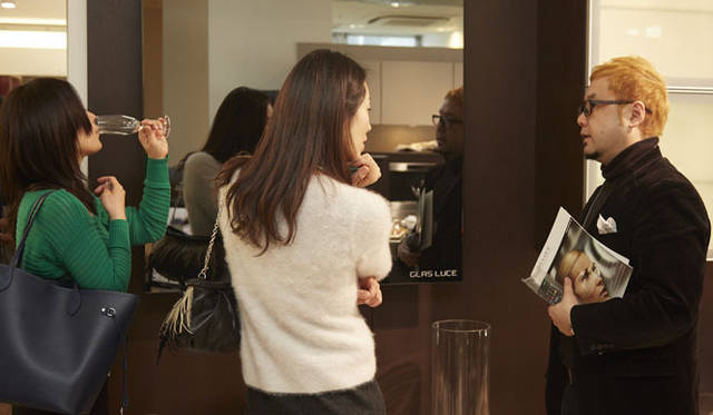 会場では真剣に質問する光景も