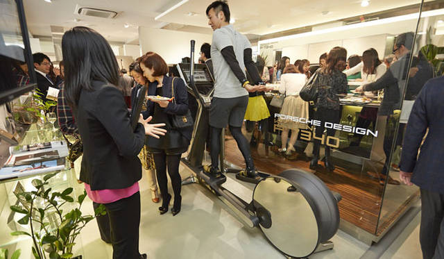 なごやかなムードのなかで、機器を体験できる