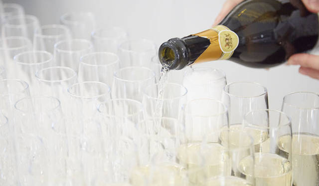 土曜の午後を優雅に楽しむ大人たちが広尾に集った