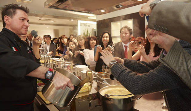 毎回人気のイタリア人シェフのマリオ・フリットリ氏（RISTRANTEマリオ・イ・センティエリ オーナーシェフ）によるクッキングパフォーマンス