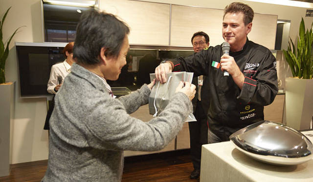 マリオ・フリットリ氏が司会を務めるラッキードロー抽選会（各社提供商品のあたる抽選会）