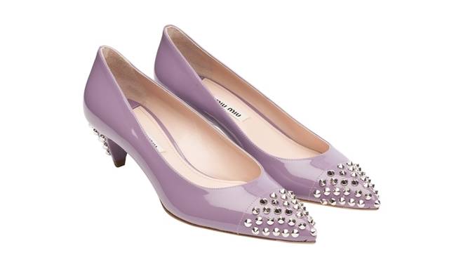 <strong>MIU MIU｜伊勢丹新宿店に期間限定ショップオープン</strong>　限定販売ヒール[H4.5cm] パープル　8万円（税抜）