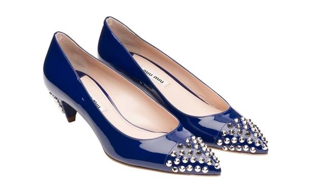 <strong>MIU MIU｜伊勢丹新宿店に期間限定ショップオープン</strong>　限定販売ヒール[H4.5cm]ネイビー　8万円（税抜）