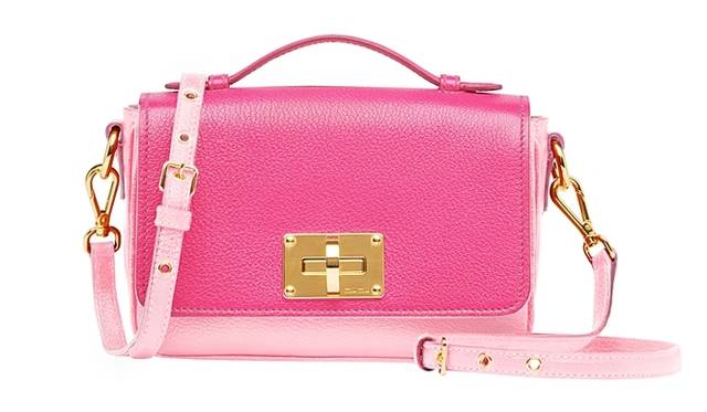 <strong>MIU MIU｜伊勢丹新宿店に期間限定ショップオープン</strong>　限定販売「マドラス」バッグ[W20×H12.5×D6.5]ピンク　13万8000円（税抜）