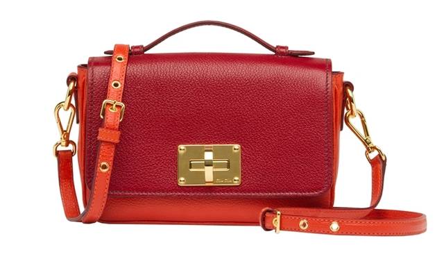 <strong>MIU MIU｜伊勢丹新宿店に期間限定ショップオープン</strong>　限定販売「マドラス」バッグ[W20×H12.5×D6.5]ピンク　13万8000円（税抜）