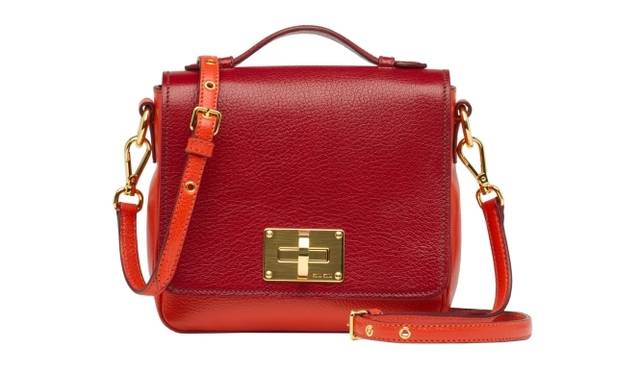 <strong>MIU MIU｜伊勢丹新宿店に期間限定ショップオープン</strong>　限定販売「マドラス」バッグ[W18×H16×D4]レッド　14万4000円（税抜）