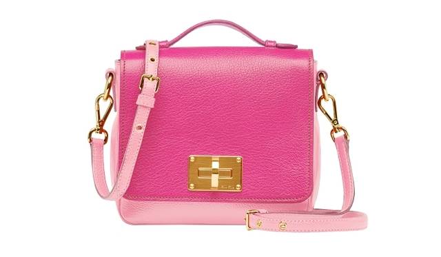 <strong>MIU MIU｜伊勢丹新宿店に期間限定ショップオープン</strong>　限定販売「マドラス」バッグ[W18×H16×D4]ピンク　14万4000円（税抜）　