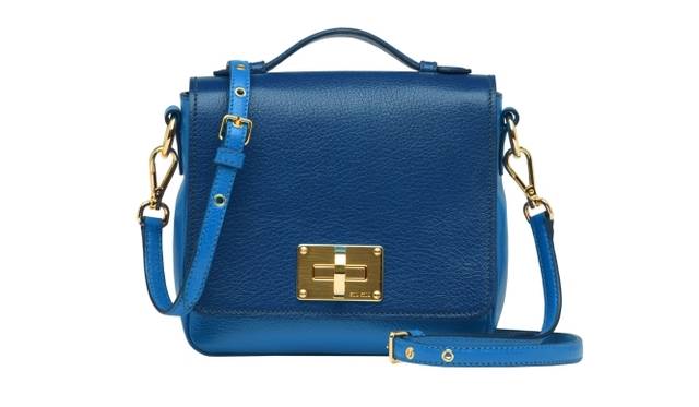 <strong>MIU MIU｜伊勢丹新宿店に期間限定ショップオープン</strong>　限定販売「マドラス」バッグ[W18×H16×D4]ブルー　14万4000円（税抜）