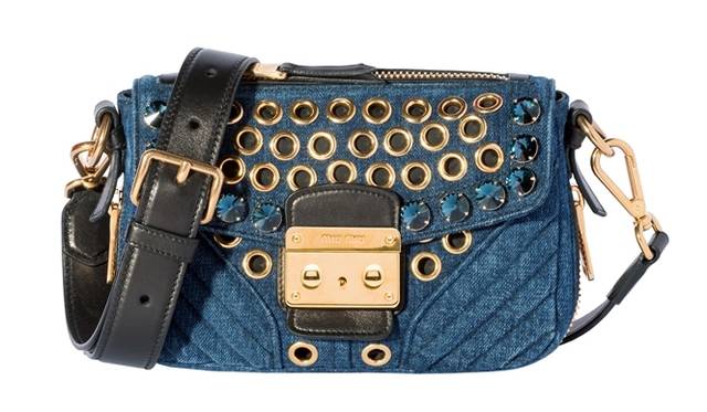<strong>MIU MIU｜伊勢丹新宿店に期間限定ショップオープン</strong>　先行発売「バイカー」バッグ[W20×H13.5×D8]ブルー　16万5000円（税抜）