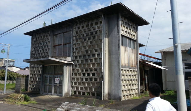 壁面の意匠が特徴的なこの建物も候補の一つ