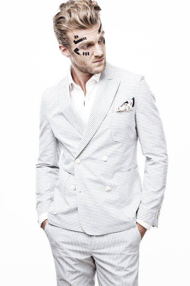 ジャケット4万7000円、パンツ2万3000円、チーフ4500円（すべて税抜価格）