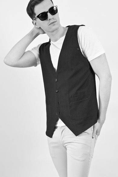 「WASHER FINISHED COTTON TWILL GILET」1万7000円、「HIGH ROLLER S/S TEE」9000円、「SATIN STRETCH PANTS/BIO WASH-CINCH BACK SKINNY」1万7000円、「NEW MAN×SABLE CLUTCH SUNGLASSES MARBLE COMBI CELL」1万5000円（すべて税抜価格）