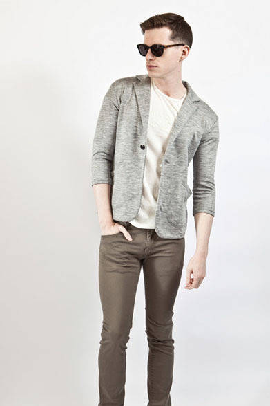 「1B LAPEL HALF GAGE KNIT CARDIGAN-3/4SLEEVED」1万8500円、「HIGH ROLLER S/S TEE」9000円、「SATIN STRETCH PANTS/BIO WASH-CINCH BACK SKINNY」1万7000円、「NEW MAN×SABLE CLUTCH SUNGLASSES MARBLE COMBI CELL」15000円（すべて税抜価格）