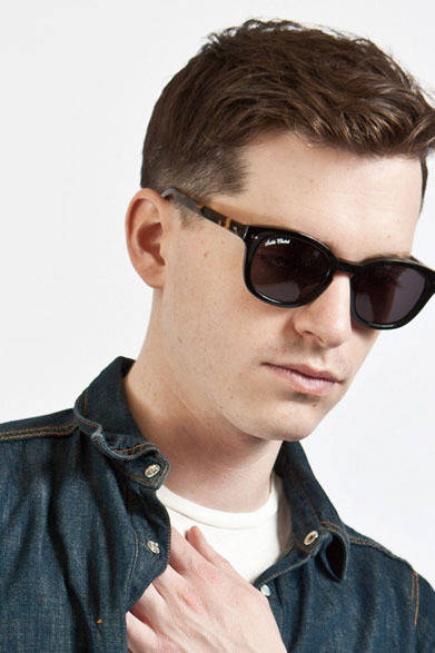 「WIRED PRO DENIM SHIELD BLEACH SHIRTS/BLUE GRADATION」2万6000円、「NEW MAN×SABLE CLUTCH SUNGLASSES MARBLE COMBI CELL」1万5000円（ともに税抜価格）