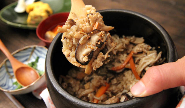 「キノコの土鍋炊き込みご飯」