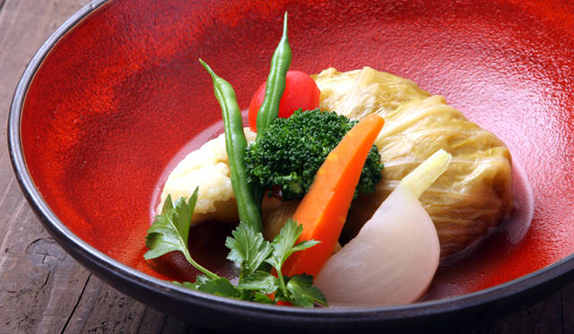 「ロールキャベツ・野菜のコンソメ仕立て」