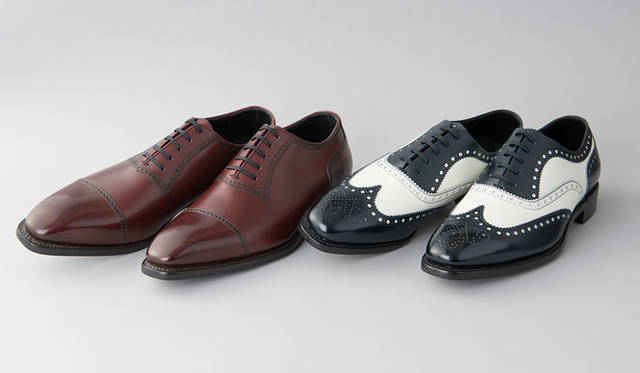 英国精神に学び、伝統あるグットイヤーウェルト製法を用い、日本の靴職人が作り上げた匠の靴。170の工程を経て作られたメイド・イン・ジャパン。各3万8000円（SCOTCH GRAIN）