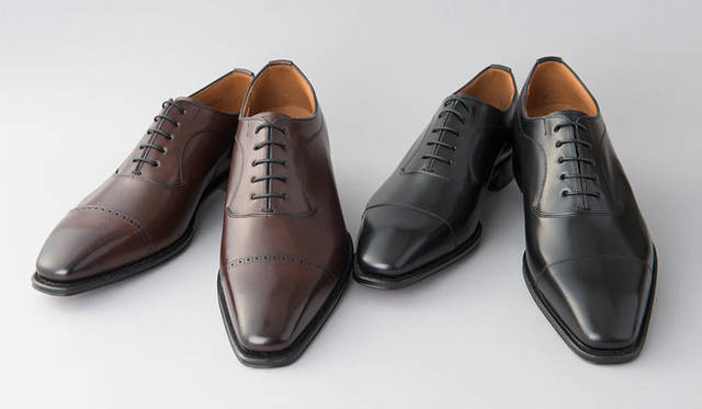 1961年に日本に上陸して以来、時代を超えて愛されるリーガル。定番のトラッドスタイルから、時代とともに進化する最新コレクションまで、さまざまなスタイルを提案する。各3万3000円（REGAL）