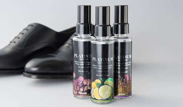 消臭成分にプラチナナノ粒子を採用した、靴用の消臭・除菌スプレー「オドクリーン プラチナミスト」。気になる汗のニオイをスピーディにカットするプラチナナノ粒子とサトウキビエキスが効果を発揮し、靴の中を衛生的に保つ。香りは、柑橘系のサンシャインシトラス、スパイシーなオリエンタルスパイシー、フローラルなリッチラベンダーの3つ。消臭スプレー各1200円（コロンブス）