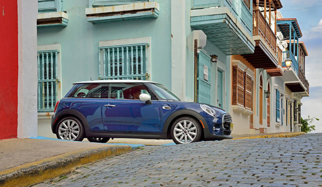 ボディサイズを若干拡大した新型MINI。クーパーで全長3,821×全幅1,727×全高1,414mmと98mm長く、44mm広く、7mm高くなった