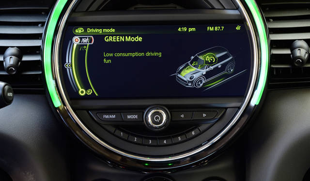 「MINIドライビングモード」は新型MINIのあたしい装備。スポーツ／ミッド／グリーンのそれぞれのモードでアクセル、ステアリングの反力、ギアのシフトタイミング（ATのみ）、ダンパーの減衰力を変えることができる