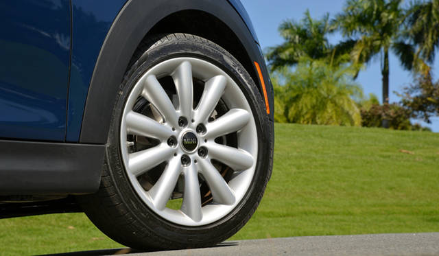 装着されるタイヤは、前後ともに175/65R15 84Hを履く