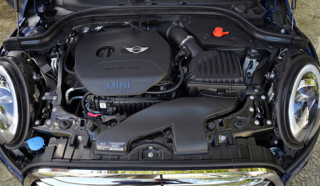 クーパーに搭載されるエンジンは、1,499cc 直列3気筒 直噴DOHC ターボチャージャー付きエンジン。最高出力100kW（136 ps）、最大トルク220Nm、オーバーブースト時）230Nmを発揮する 