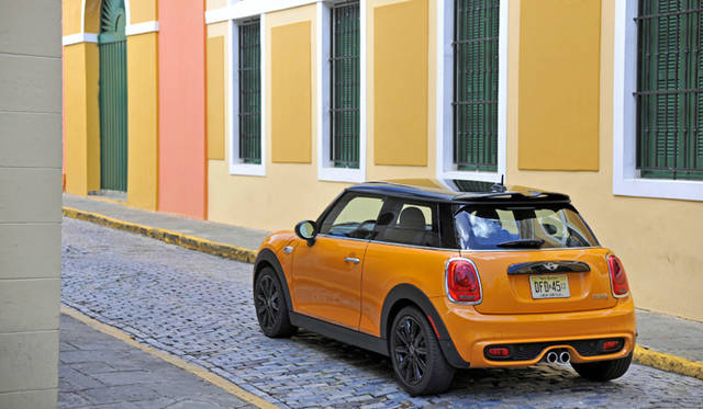 見た目の変化は少ない。テールランプが大きくなっていたり、ヘッドライトの角度が寝ていたりするが、全体的な印象はそのままだ