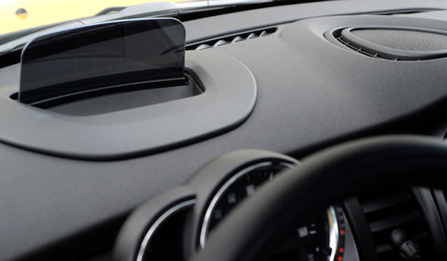 新型モデルであらたに搭載されたヘッドアップディスプレイ。ドライバーの視界を邪魔せずに表示する透過型を採用した