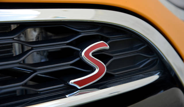 ハニカム構造を採用するクーパーSのフロントグリル