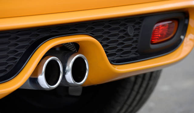 センター2本出しとなるクーパー Sのテールパイプ