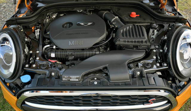 クーパーSに搭載される1,998cc 直列4気筒 直噴DOHC ターボチャージャー付きエンジン。最高出力141kW（192 ps）、最大トルク280Nmで、オーバーブースト時は300Nmを発揮する