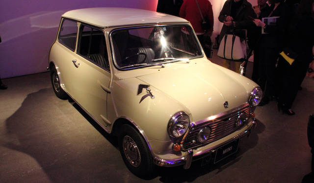 発表会場にはミニのヘリテージを紹介するコーナーが設けられ、オールド ミニも展示されていた