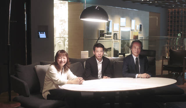 <strong>LEXUS｜レクサス　インテリアスタイリスト 作原文子×『暮しの手帖』編集長 松浦弥太郎<br />「レクサス」によるワークショップ第7弾「モノと暮らしのいい関係」</strong><br /><br />左からインテリアスタイリストの作原文子さん、『暮しの手帖』編集長の松浦弥太郎さん、OPENERSディレクターの大住憲生