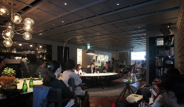 <strong>LEXUS｜レクサス　インテリアスタイリスト 作原文子×『暮しの手帖』編集長 松浦弥太郎<br />「レクサス」によるワークショップ第7弾「モノと暮らしのいい関係」</strong><br /><br />3人を囲むようにセッティングされた定員30名の会場はアットホームな雰囲気