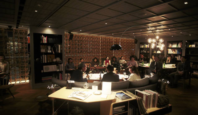 <strong>LEXUS｜レクサス　インテリアスタイリスト 作原文子×『暮しの手帖』編集長 松浦弥太郎<br />「レクサス」によるワークショップ第7弾「モノと暮らしのいい関係」</strong><br /><br />“Mr.LEXUS”という架空の人物の部屋をテーマにした2階ラウンジ。まるでホームパーティのようなリラックスした雰囲気のなか3人のトークは弾む