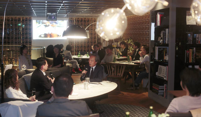 <strong>LEXUS｜レクサス　インテリアスタイリスト 作原文子×『暮しの手帖』編集長 松浦弥太郎<br />「レクサス」によるワークショップ第7弾「モノと暮らしのいい関係」</strong><br /><br />この日、松浦さんが紹介してくれた“最近購入したモノ”は、「クリストフル」のソルト＆ペッパー。ホテル向けの業務用商品だったため個人での購入は難しいとされていたが、諦めることなく8カ月かかってようやく手にした一品。いいと思うモノには簡単には出合えない。だから出合った時は、購入が難しくても時間がかかっても、妥協せず、諦めないことだと語った