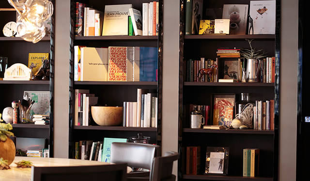 <strong>LEXUS｜レクサス　インテリアスタイリスト 作原文子×『暮しの手帖』編集長 松浦弥太郎<br />「レクサス」によるワークショップ第7弾「モノと暮らしのいい関係」</strong><br /><br />ライブディスプレイのために特別に貸し出してくれた松浦さんの私物書籍は、自身が影響を受けた47冊。気になるリストは記事下部に記載されているのでチェックしてほしい